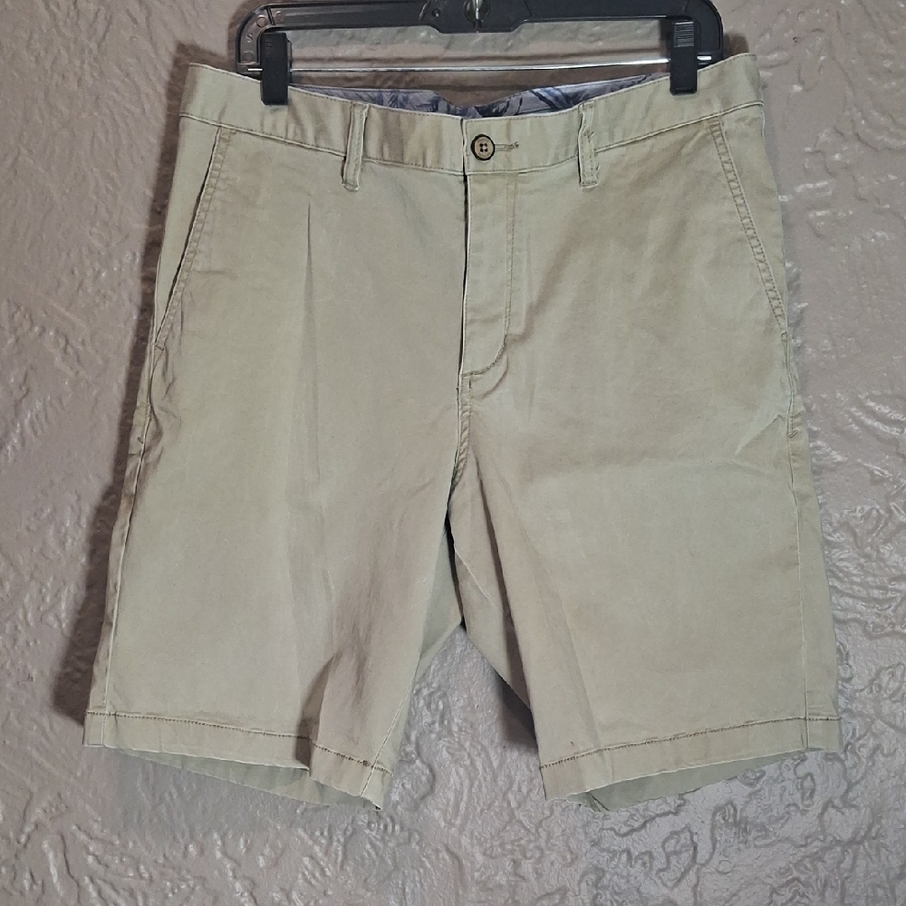 Men's Tan Shorts Perfect For Casual Outings